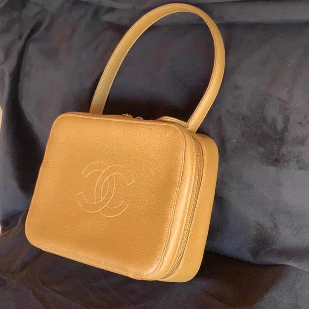 SOLD🌟CHANEL Timeless CC Vanity bag/Train Case Camel ✨GORGEOUS✨ - Picture 2 of 16
